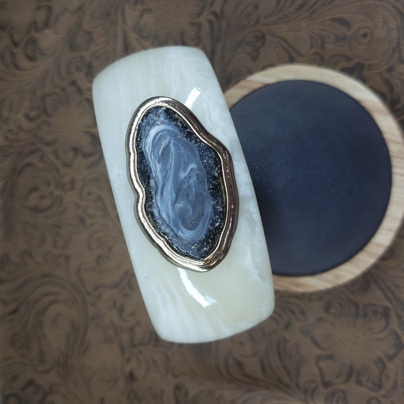 Vintage Super Chunky Lucite Faux Agate Cuff Bracelet - Picture 2 of 7